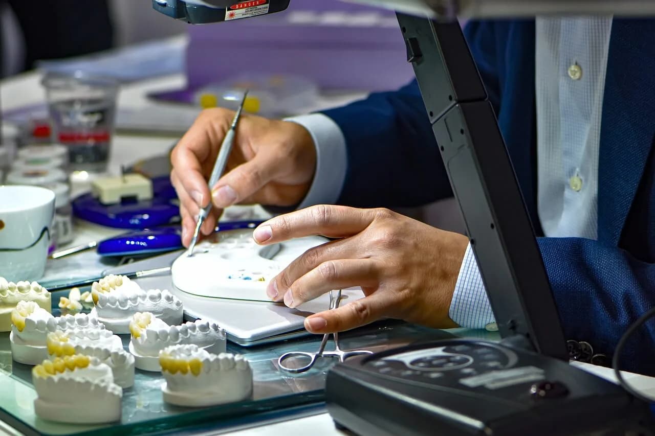 Trabajo técnico de precisión en un entorno dental