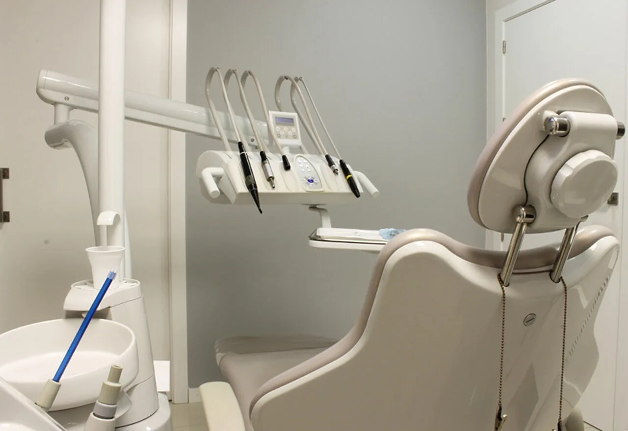 Sillón y unidad de tratamiento dental